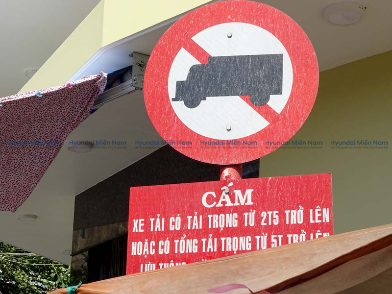 Biển Cấm Xe Tải (3)
