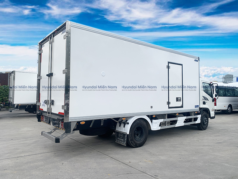 So sánh xe tải Hyundai EX8L và Mighty 110XL