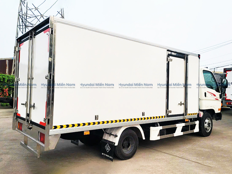 Xe Tải Hyundai New Mighty N250sl Thùng Kín Composite 2.5 Tấn Thùng Dài 4m3 (1)