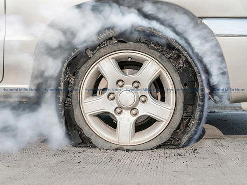 Xe Tải Bị Nổ Lốp (1)