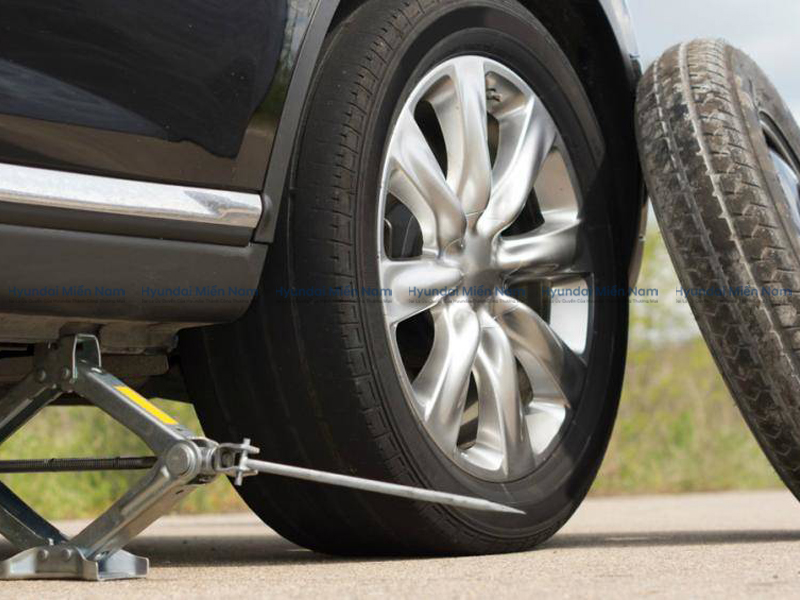 Xe Tải Bị Nổ Lốp (3)