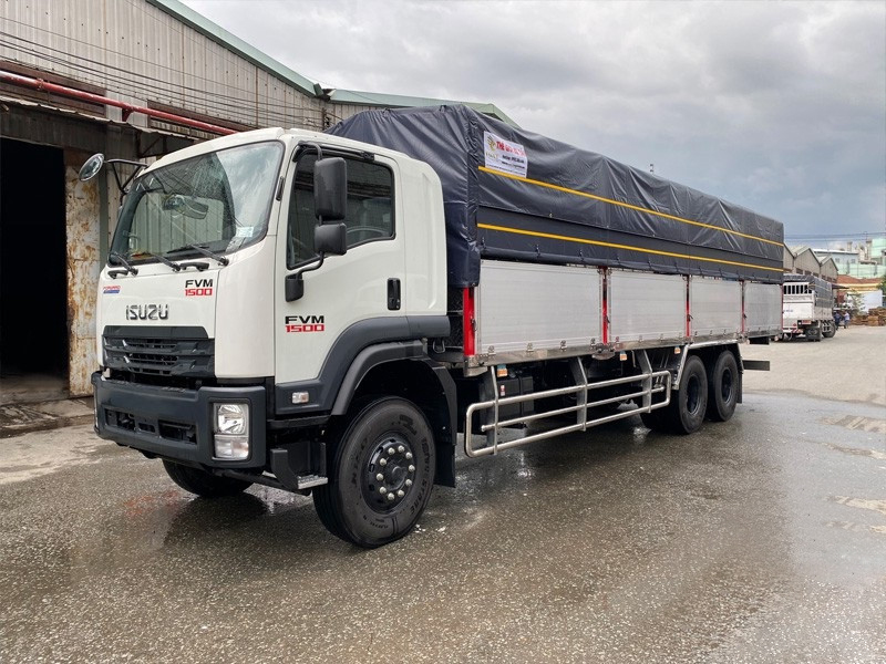 Xe-tai-isuzu-fvm1500-thung-mui-bat-11