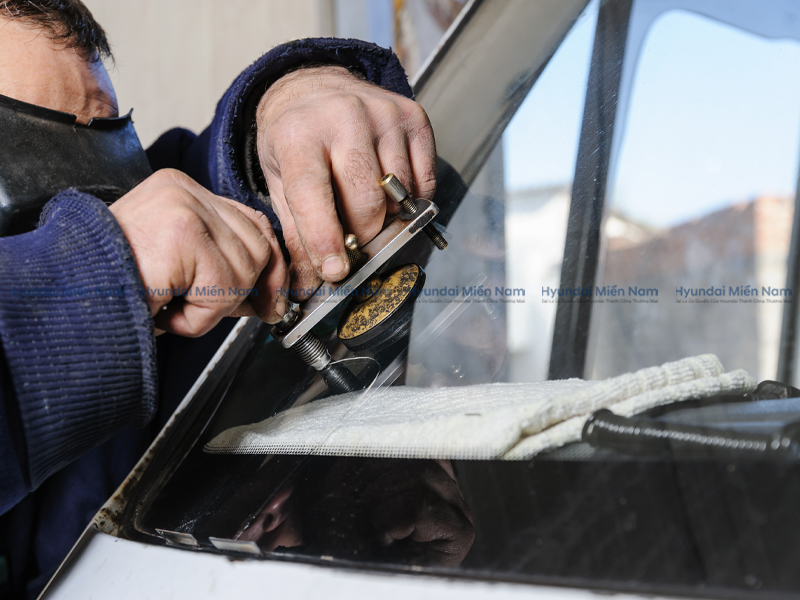 Kính Chắn Gió Ô Tô (2)