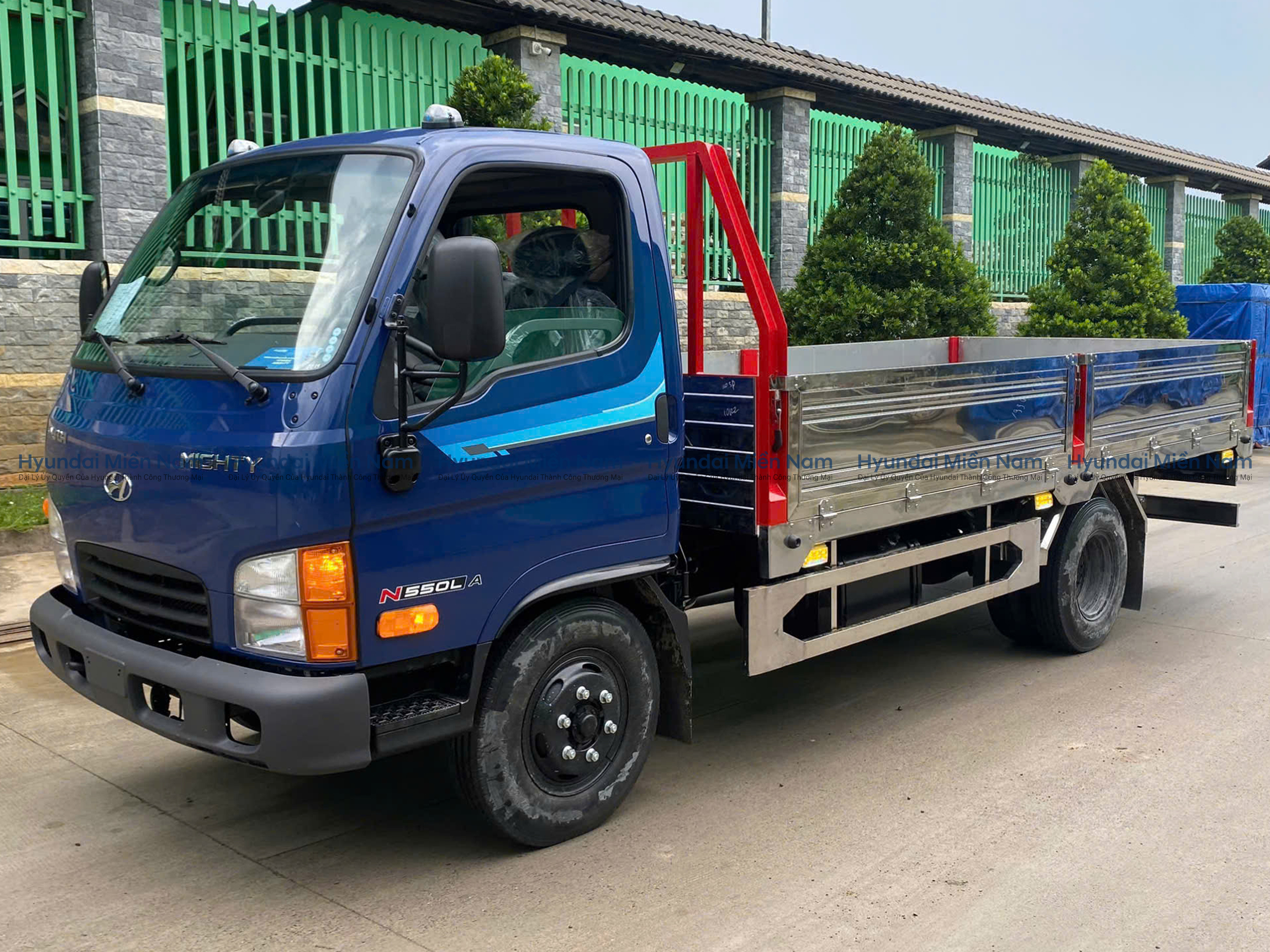 Hyundai N550L Xe tải thùng siêu dài 2.5 tấn