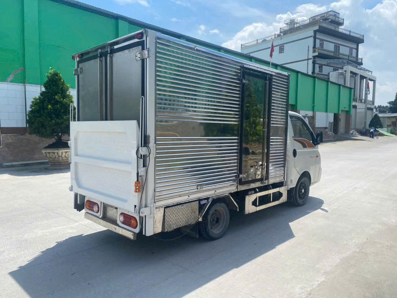 Hyundai H150 xe thung kin bung nang hang